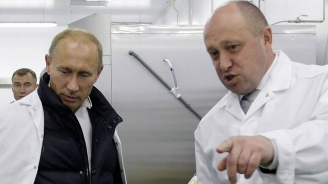 Yevgeny Prigozhin (right) showing Vladimir Putin (left) a school meals factory outside St Petersburg