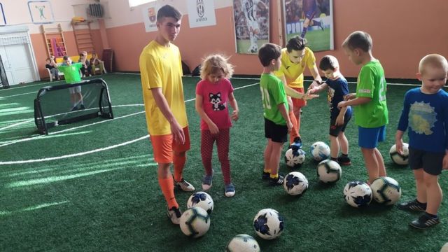 Як здійснили мрію хлопчика без ноги і навчили грати у футбол
