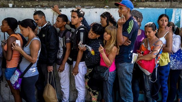 Fila para comprar alimentos na Venezuela