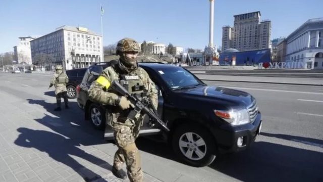 Militares patrulham as ruas de Kiev, na Ucrânia