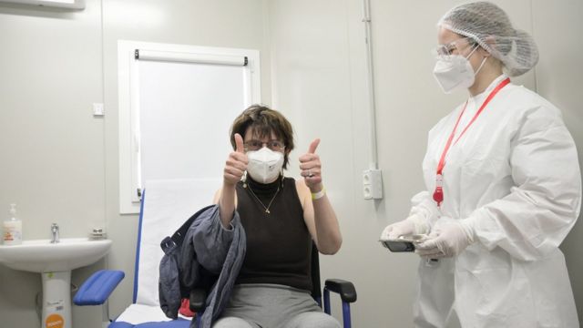 Profissional de saúde é vacinada na Itália