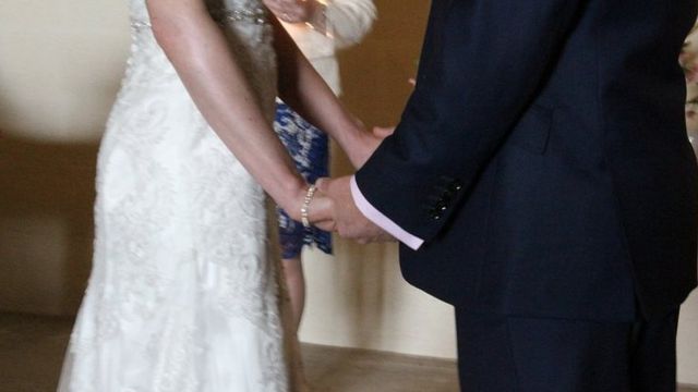 Pareja baila en una boda
