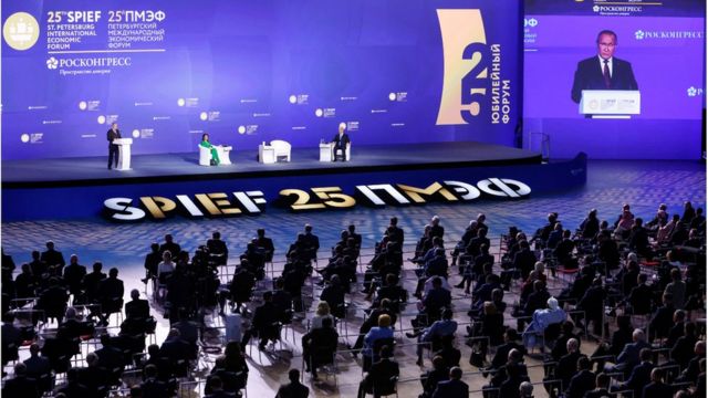 Empresarios escucharon al presidente ruso en el Foro Económico Internacional de San Petersburgo.