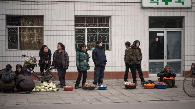 Rau quả được bày bán dọc đường ở khu kinh tế đặc biệt Kaesong. Ảnh chụp tháng 11/2016
