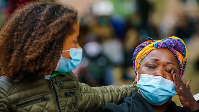 Dos mujeres negras durante una manifestación contra el racismo en Abdijplein, en Middelburg, Países Bajos, 8 de junio de 2020