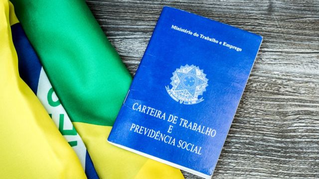 Carteira de trabalho e bandeira do Brasil