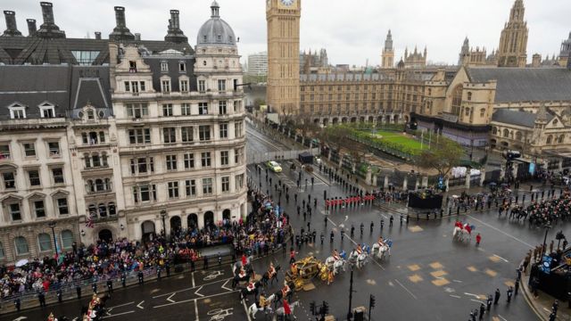 英国民众在雨中迎来“国王游行”