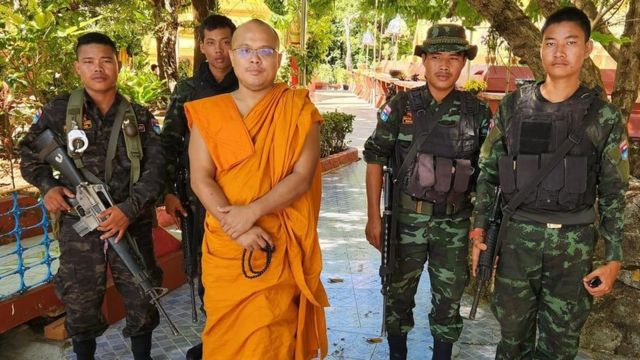 包哥杜与亲军方的佛教民兵成员合影。