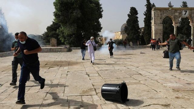 Израильская полиция стреляла светошумовыми гранатами по палестинцам, которые бросали камни и другие предметы