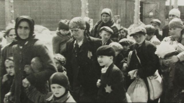 Familias recluidas en Auschwitz.