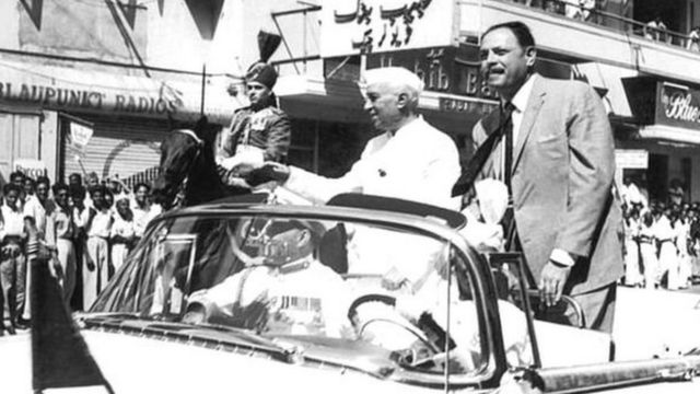 1960ஆம் ஆண்டு, பாகிஸ்தான் அதிபர் அயூப் கான் மற்றும் இந்திய பிரதமர்  ஜவஹர்லால் நேருவும் சிந்து நதி ஒப்பந்தத்தில் கையெழுத்திட்டனர்  