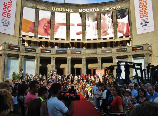 Площадь Шарля Азнавура перед кинотеатром «Москва» с красной фестивальной дорожкой и публикой