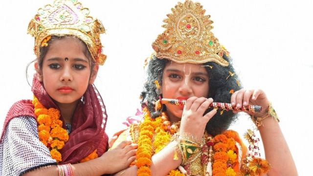 राधा कृष्ण का रुप बनाए दो छात्राएं