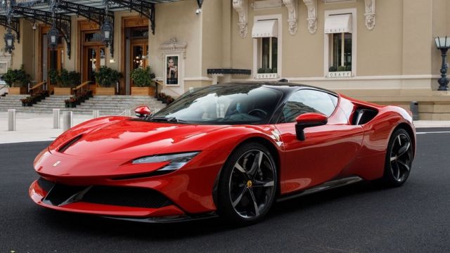 فراری SF90 نزدیک‌ترین رقیب آستون مارتین والهالا است