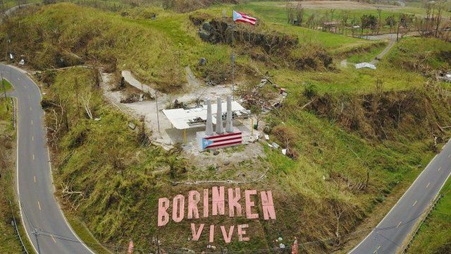 Imagen de Puerto Rico con el cartel "Borinken vive"