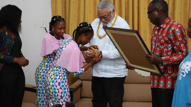 Les jumelles et leurs parents ont remis une plaque à l'ancien Président et l'ont orné de perles pour lui exprimer leur reconnaissance pour son soutien. L’opération de séparation a été réussie par l'hôpital universitaire Korle Bu en 1999, trois mois après leur naissance.