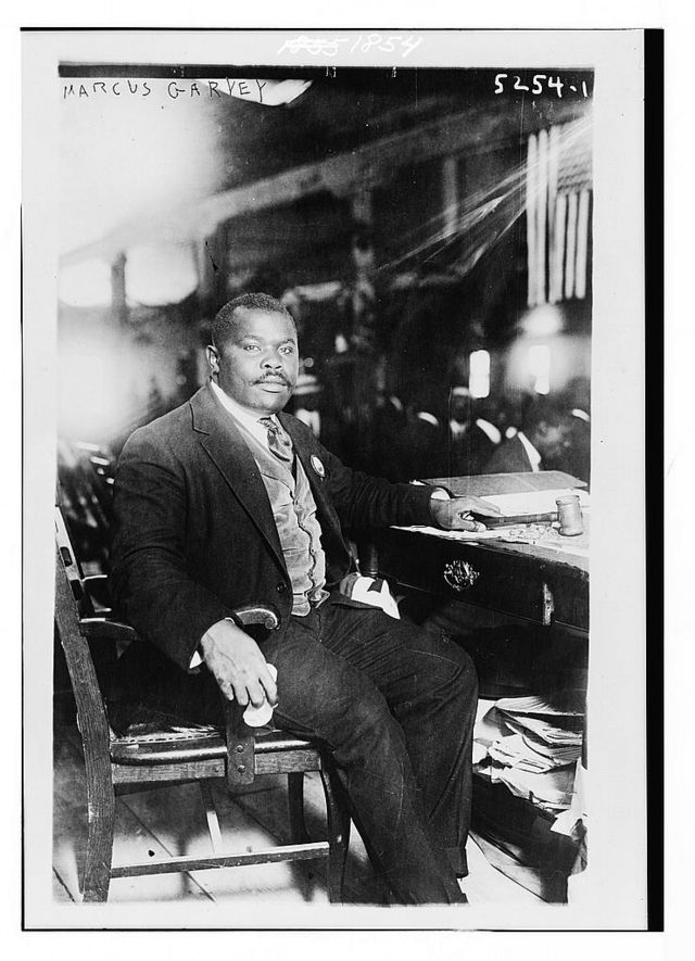 Marcus Garvey, fundador da Associação Universal para o Progresso Negro e Liga das Comunidades Africanas, sentado numa poltrona