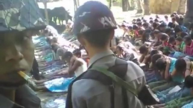 Policiais próximos a camponeses dominados no norte de Mianmar