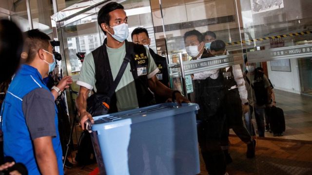 香港警察國安處探員從香港大學學生會辦公樓帶走一箱物品（16/7/2021）