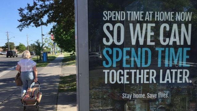 Mensaje sobre la distancia social en Toronto, Canadá.