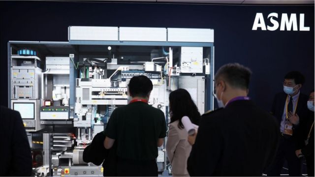 ASML的EUV光刻机参加2021年11月的中国国际进口博览会。(photo:BBC)