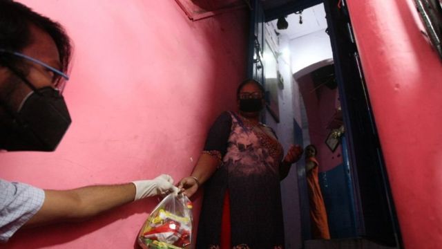 Секс-работницы в Индии получают продовольственные наборы