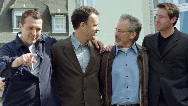 Слева направо: актеры Том Сайзмор, Том Хэнкс, режиссер Стивен Спилберг и актер Эдвард Бернс на презентации фильма "Спасти рядового Райана"