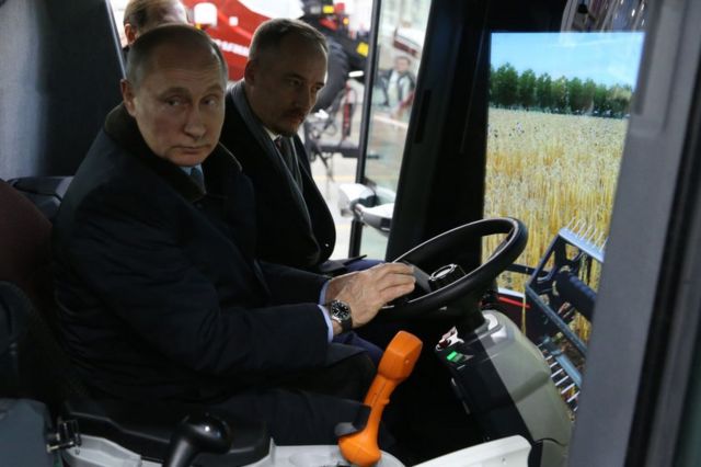 بوتين يجرب نظام محاكاة لقيادة جرار في مصنع بمدينة روستوف أون دون الروسية في 2018