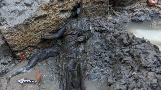 A statue was found in Tuscany