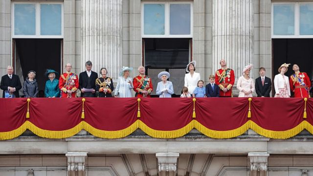 Королева и члены ее семьи с удовольствием наблюдали за воздушным парадом