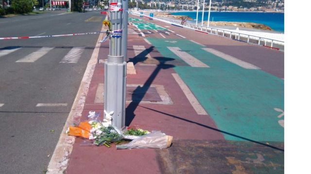 Flores em homenagem às vítimas de Nice, deixadas na Promenade des Anglais