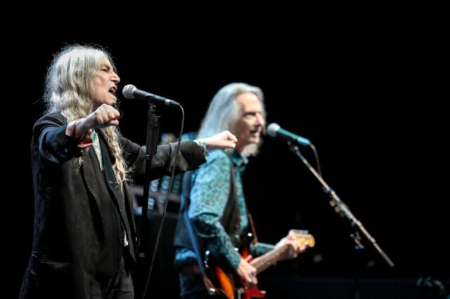 И сегодня, как и в первые дни Patti Smith Group рядом с Пэтти на сцене гитарист Ленни Кей