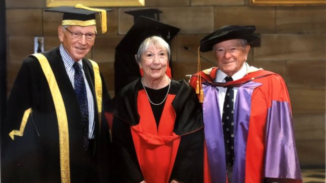 روث ويلسون، 88 عاماً، مع زوجها الدكتور ديفيد ويلسون (إلى اليسار) والمستشار الدكتور باري كاتشلوف الذي قدم شهادات التخرج