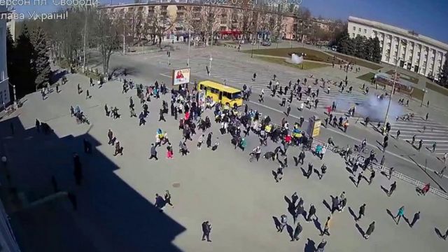 La fuerzas rusas reaccionan contra los manifestantes en Jersón, 21 de marzo 2022