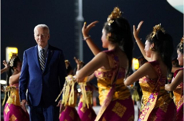 拜登總統抵達巴厘島國際機場時觀看印尼文化表演。