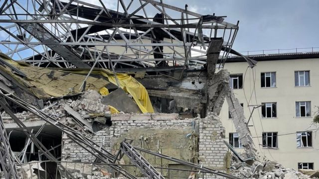 Hospital atacado em Izyum, Ucrânia
