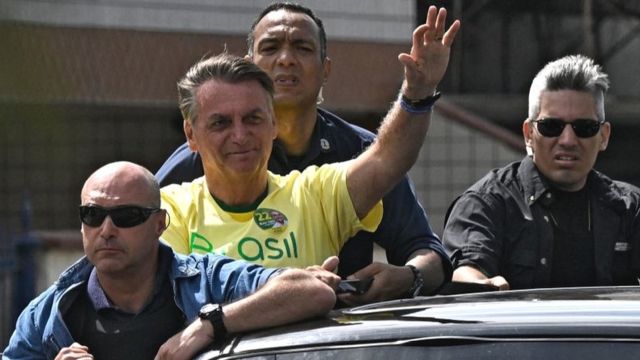 El presidente de Brasil, Jair Bolsonaro, acompañado de guardaespaldas, 30 de octubre 2022
