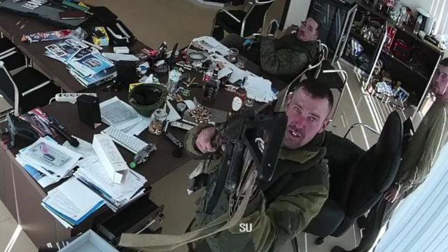 Soldados rusos poco antes de destruir una cámara.