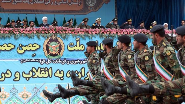 O presidente iraniano Hassan Rouhani participa do desfile militar no Dia Nacional do Exército em Teerã, Irã (18 de abril de 2019)