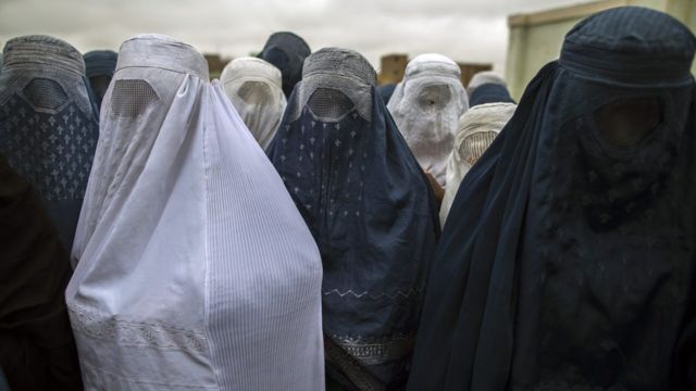 Afghan women wait to cast their ballot at a polling station in Mazar-i-sharif April 5, 2014.