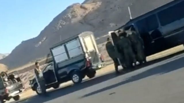 نیروهای یگان ویژه را در عوارضی فولادشهر به سمت شهرکرد و بروجن
