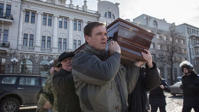 Los activistas llevan el ataúd de Igor Tolmachev, el 25 de febrero de 2015, quien murió el 22 de febrero en la ciudad de Kharkiv, en el noreste de Ucrania, en una explosión.