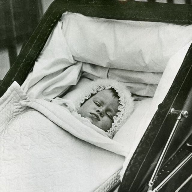 Принцесса Елизавета в коляске в возрасте шести месяцев