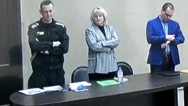 وقف نافالني (يسار) في المحكمة المؤقتة في سجن بوكروف أثناء النطق بالحكم