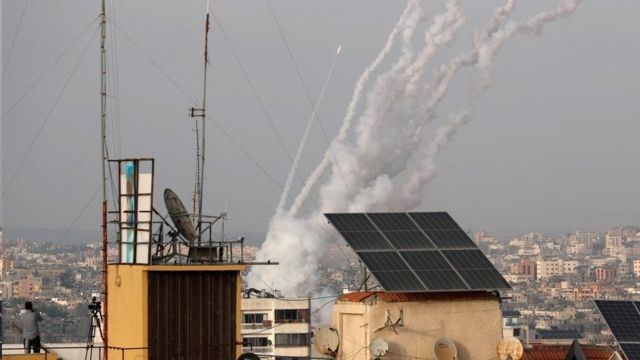 تقول إسرائيل إن أكثر من ألف صاروخ تم إطلاقه من غزة منذ ليلة الاثنين
