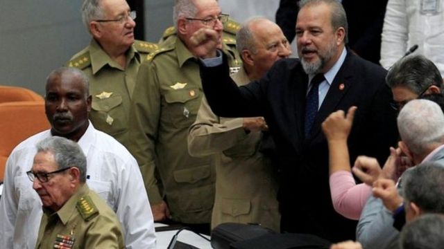 An nada Manuel Marrero Cruz (hannun dama) a lokacin zaman majalisar dokokin kasar wanda tsohon shugaba Raúl Castro (hannun hagu) ya halarta