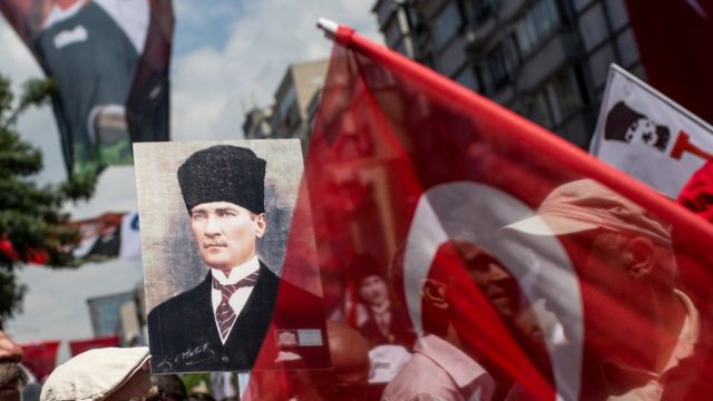صورة أتاتورك بين الأعلام