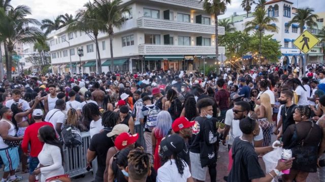 Coronavirus En Estados Unidos Las Imagenes Del Caos Por El Spring Break En Miami Beach Que Llevo A Las Autoridades A Declarar Un Toque De Queda Por Varias Semanas Bbc News