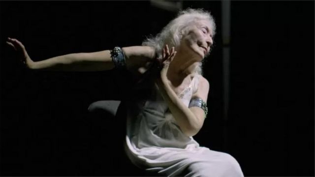 澳大利亚106岁的舞者艾琳·克莱默（Eileen Kramer）从来不服老。(photo:BBC)