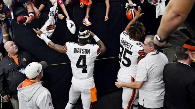 Texans fans boo Deshaun Watson when he stepped on field for Browns